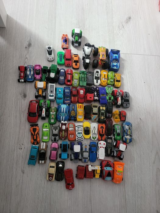 Sprzedam małe samochodziki różne ponad 70szt