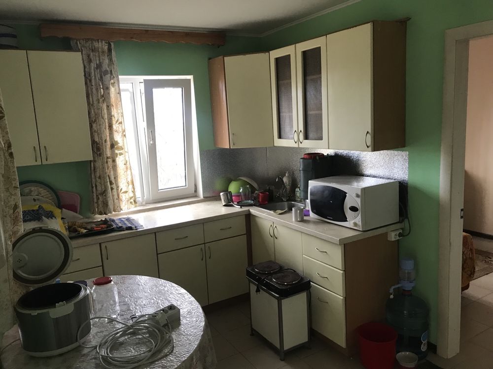Продам дачний будинок 2 поверхи ,пiдвал.Заг пл 90м2,жила 70.Блок ,утеп