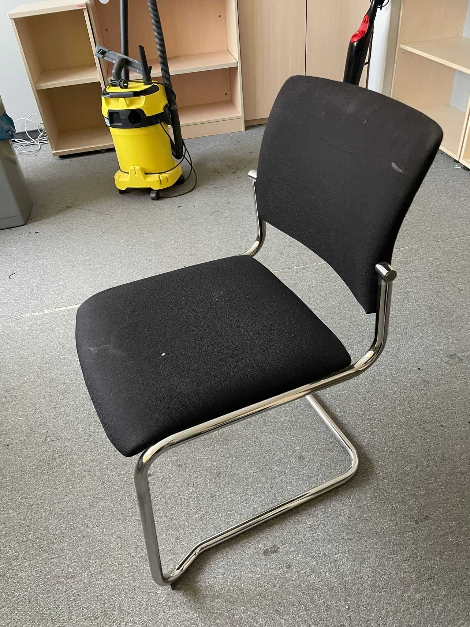 Sprzedam 2 czarne krzesła - do biura, do ogrodu, do domu