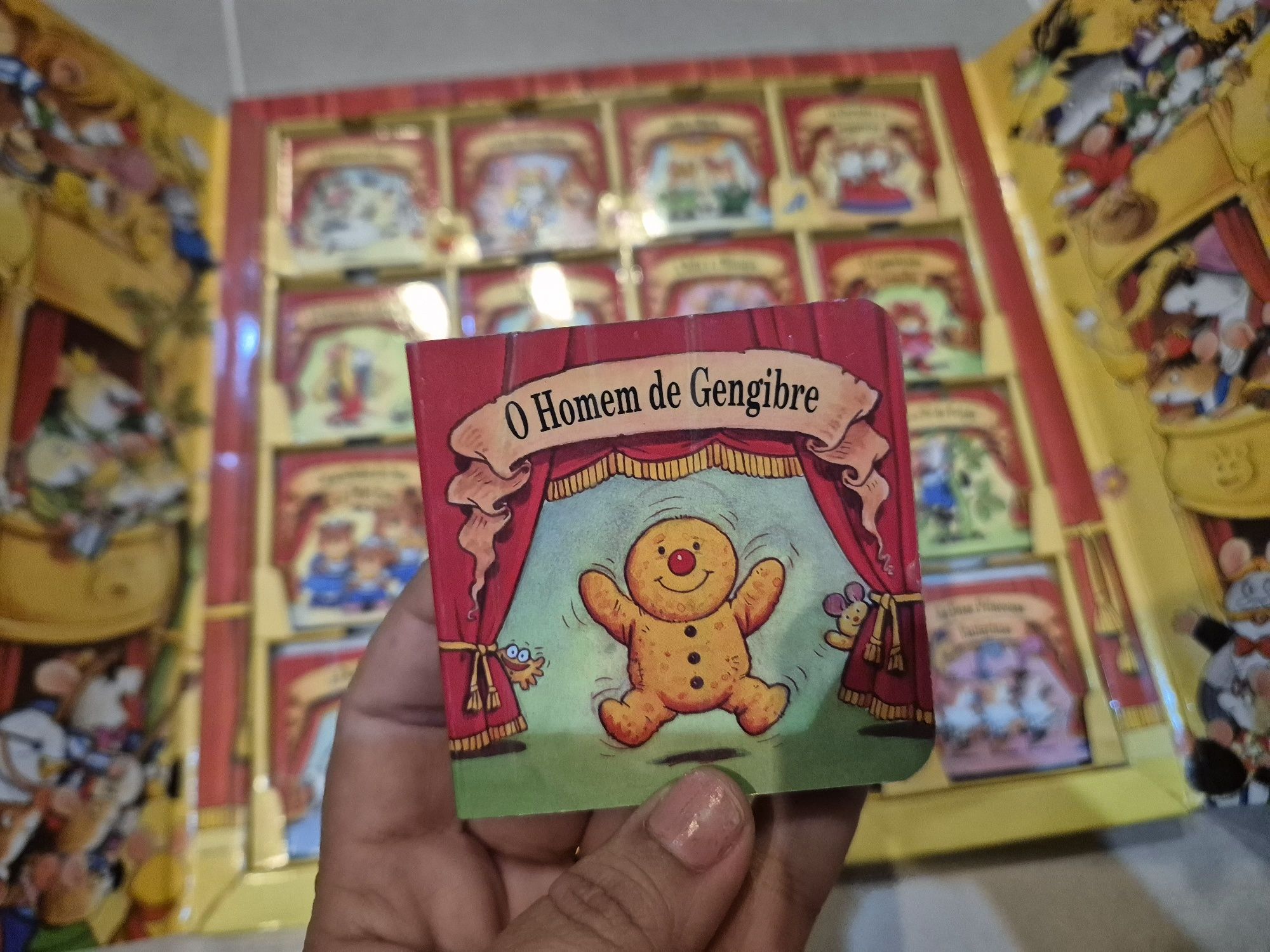 O Teatro dos Ratinhos. Contém 16 pequenos livros com histórias