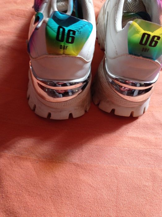 Продам жіночі кросівки 37 розмір