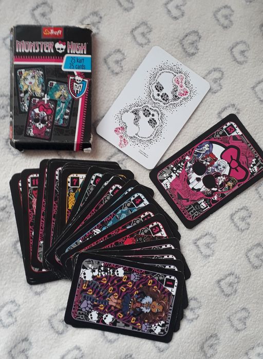 Zestaw MonsterHigh w teren: ręcznik, torebka, karty i Figurka