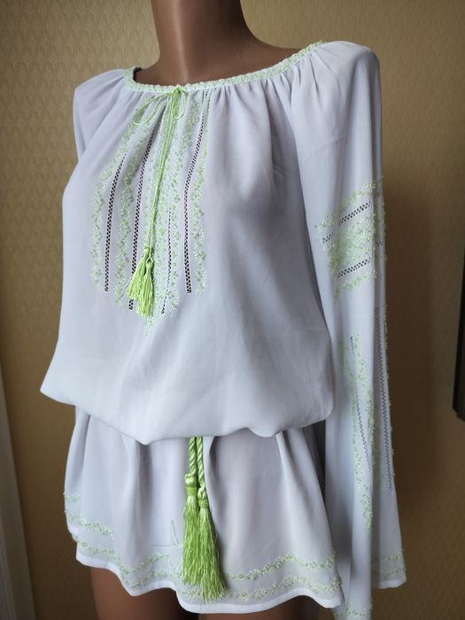 Жіноча шифонова вишиванка з салатовим бісером та поясом
