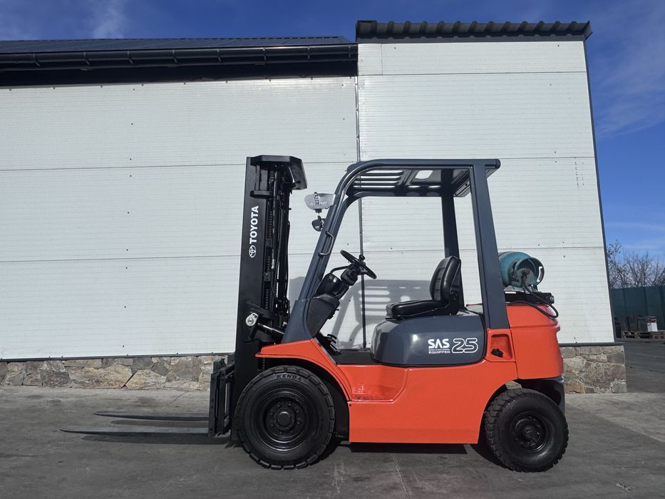 Wózek widłowy Toyota 42- 7FGF25 Triplex 4.70m