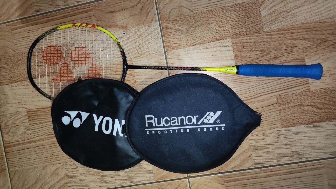Raquete de badminton: Yonex Voltric Lite (mais volantes, e capas)