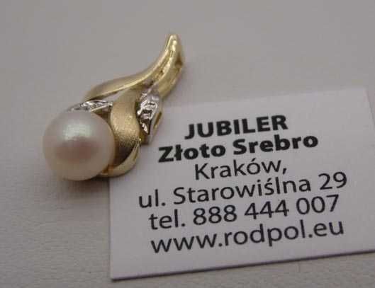 Delikatna złota zawieszka perła i diamenty.