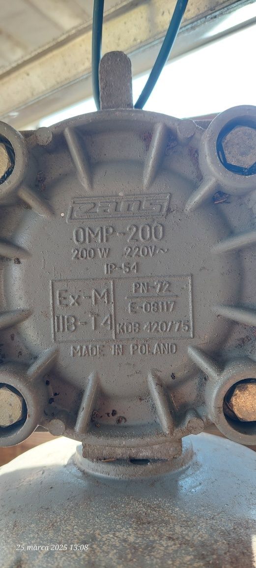 Na sprzedaż: 3 solidne lampy przemysłowe OMP 200-moc, styl i niezawodn