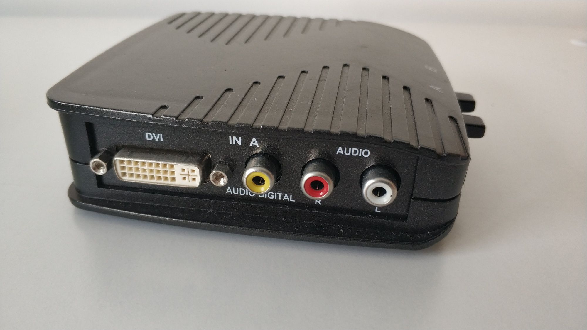 Comutador Audio e DVI