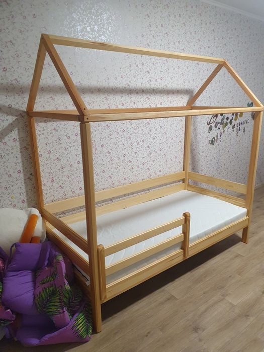 Дитяче ліжечко-будиночок із натурального дерева