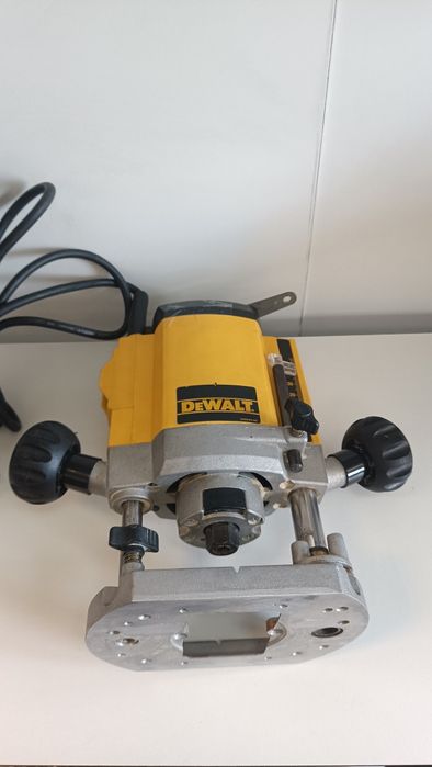 Фрезер DeWalt DW614