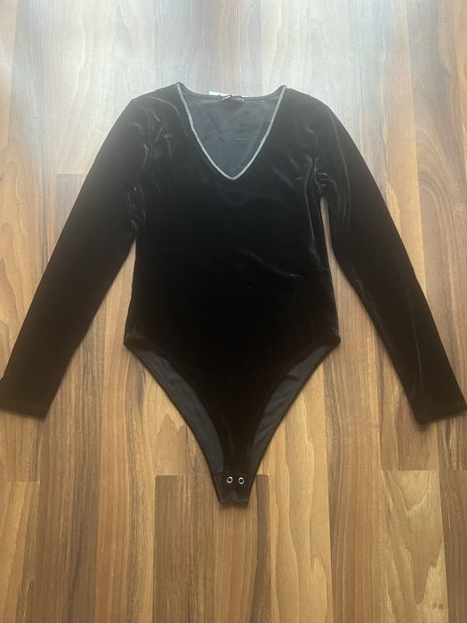 боді чорне з V-подібним вирізом