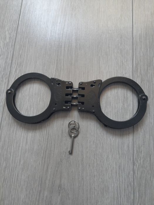 Наручники , кайданки.