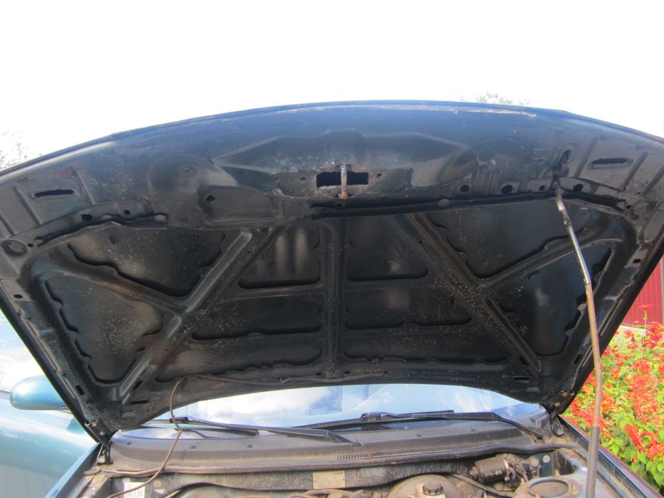 Mazda 626 GE 2.0 1995 року Капот бампер фара крило телевізор