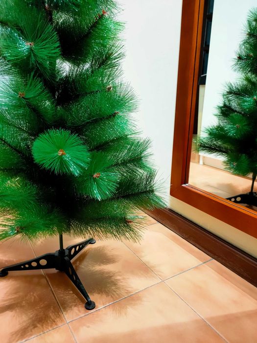 Vendo Árvore de Natal 95cm com suporte - como nova