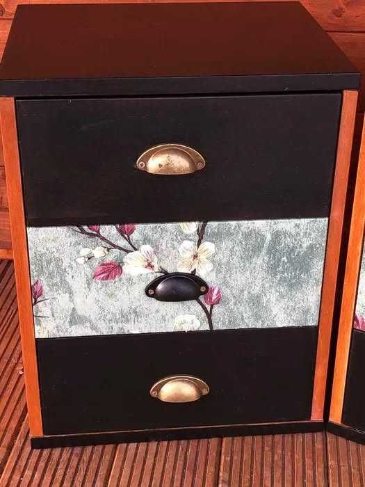 Duas mesas de cabeceira em tons de preto, madeira e papel fantasia