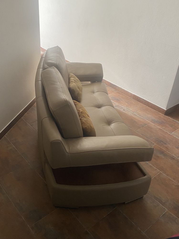 Sofa em pele, con mesa de centro em pele.