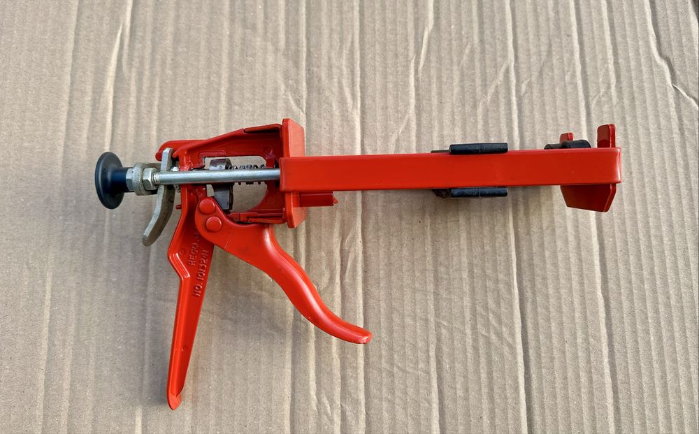 Pistolet wyciskacz podwójny do kleju mas Dinitrol Made in England