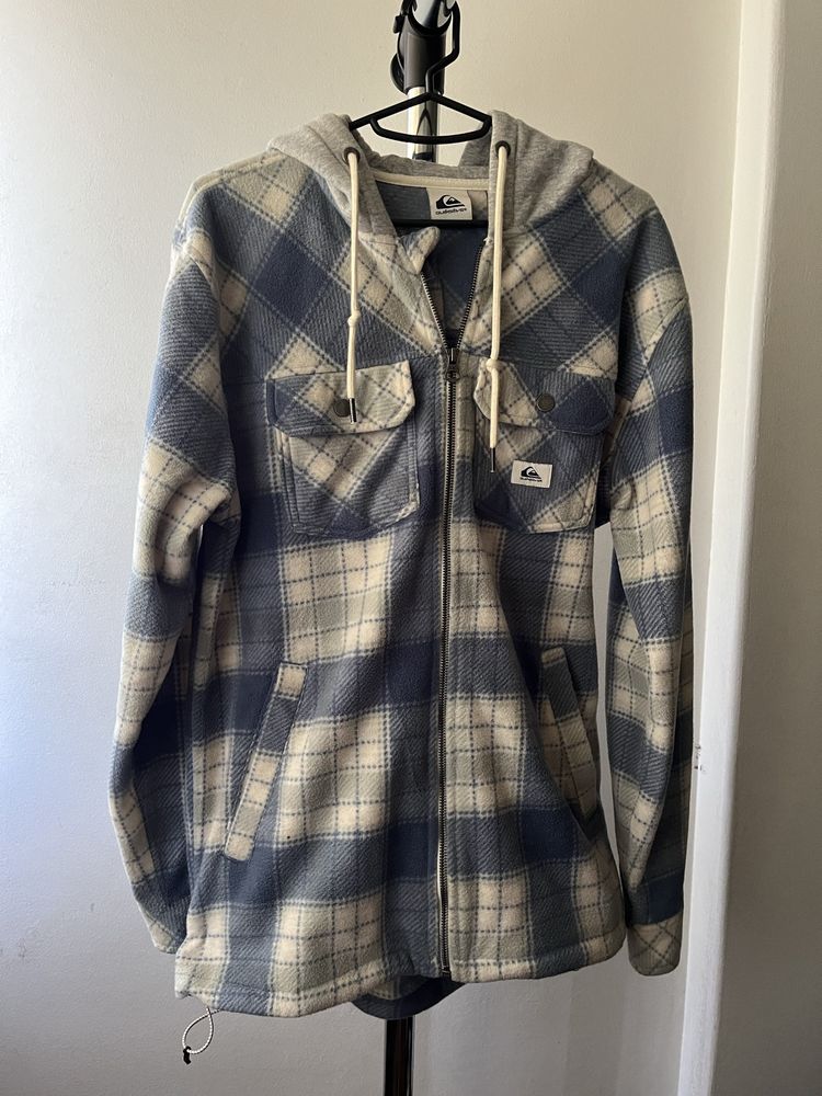camisa-casaco azul e branco da quiksilver
