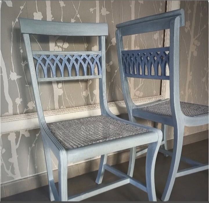 Duas  cadeiras antigas transformadas (preço das 2x ))