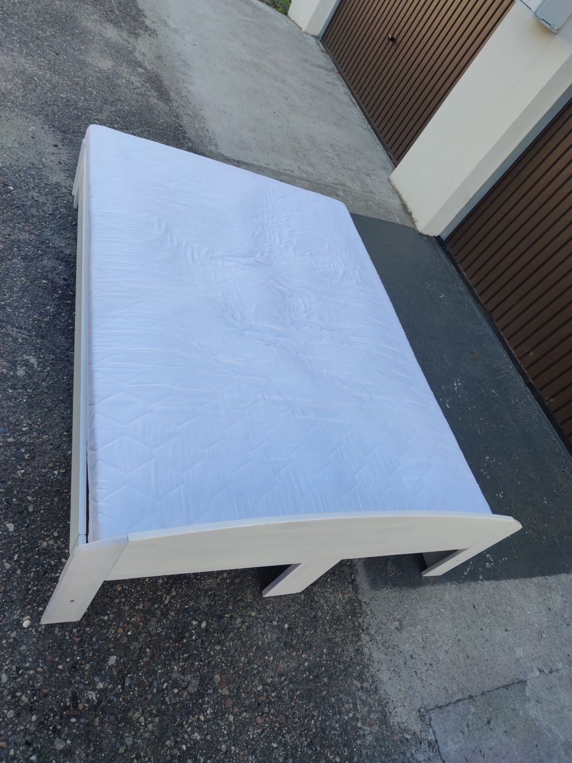 Łóżko sypialniane z materacem 140/200 cm
