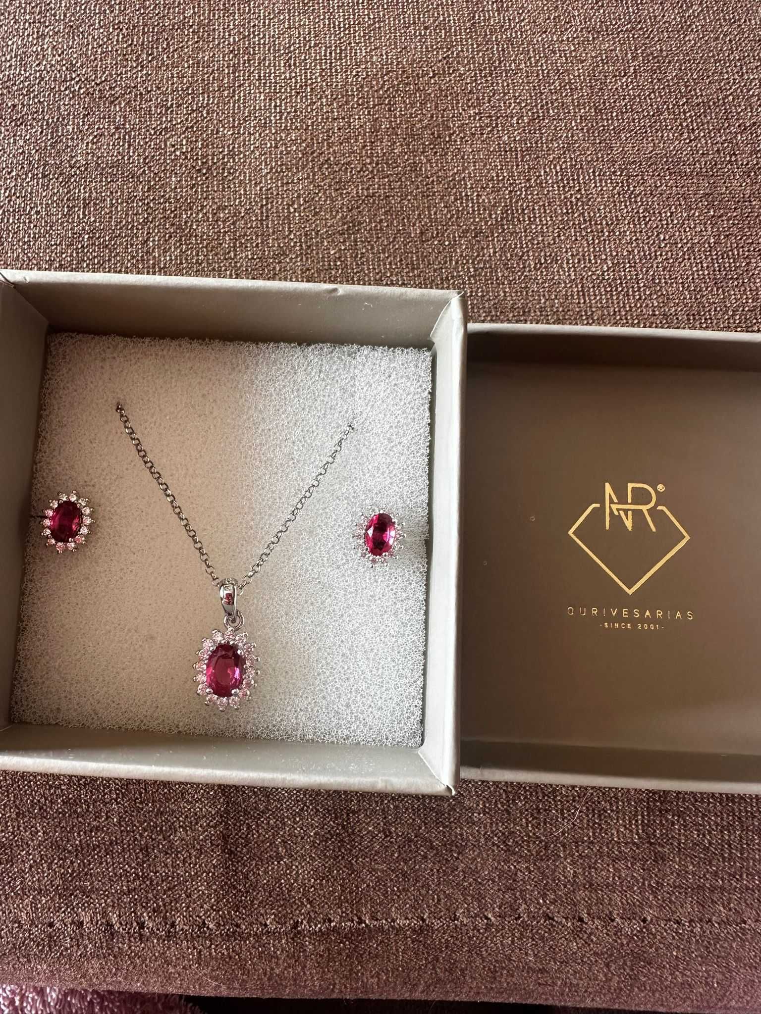 Colar e brincos de prata com pedra rosa