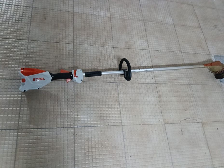 Roçadora marca still com bateria e carregador 60 em muito bom estado