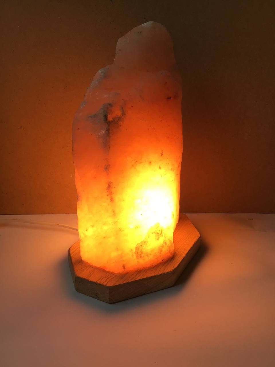 Соляна лампа з гімалайської солі