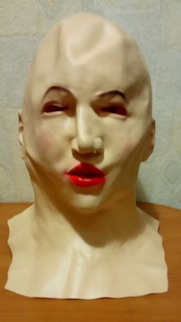 Латексная маска девушка без волос