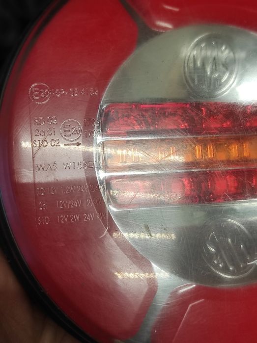 Круглі задні фонарі причіпа