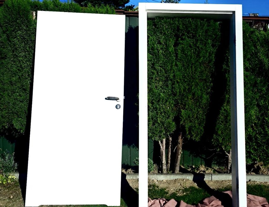 Białe drzwi z ościeżnicami