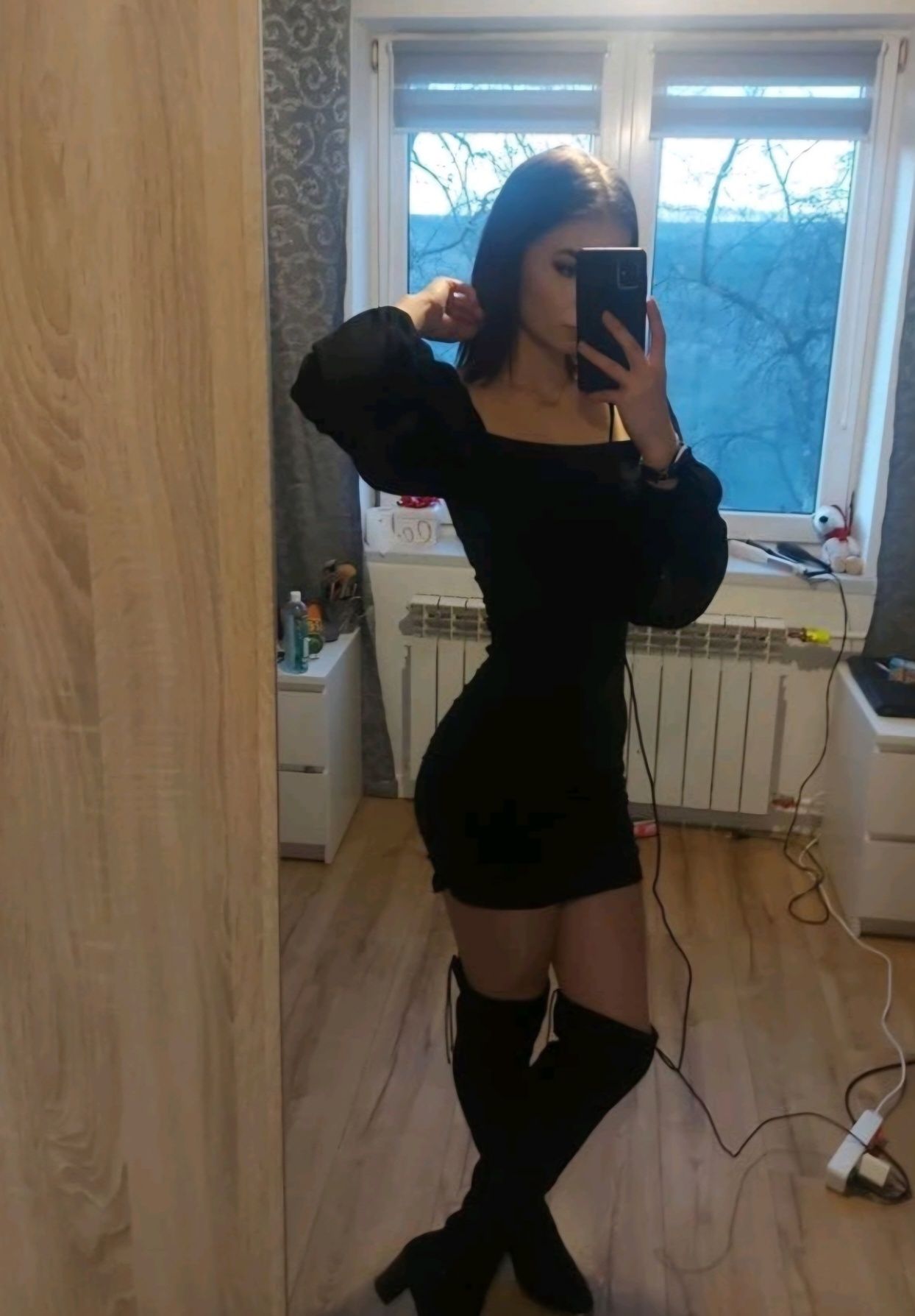 Czarna mini sukienka z długim bufiastym rękawem rozmiar 38