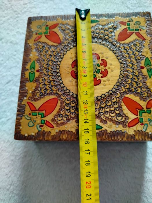 Drewniana szkatułka ręcznie zdobiona z PRL