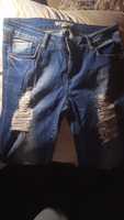 Порвані сині джинси