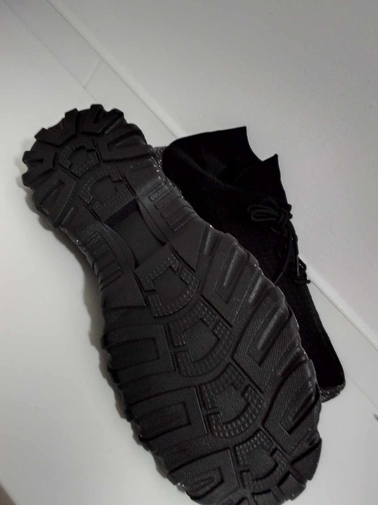 Nowe, czarne, siatkowane buty 47,5