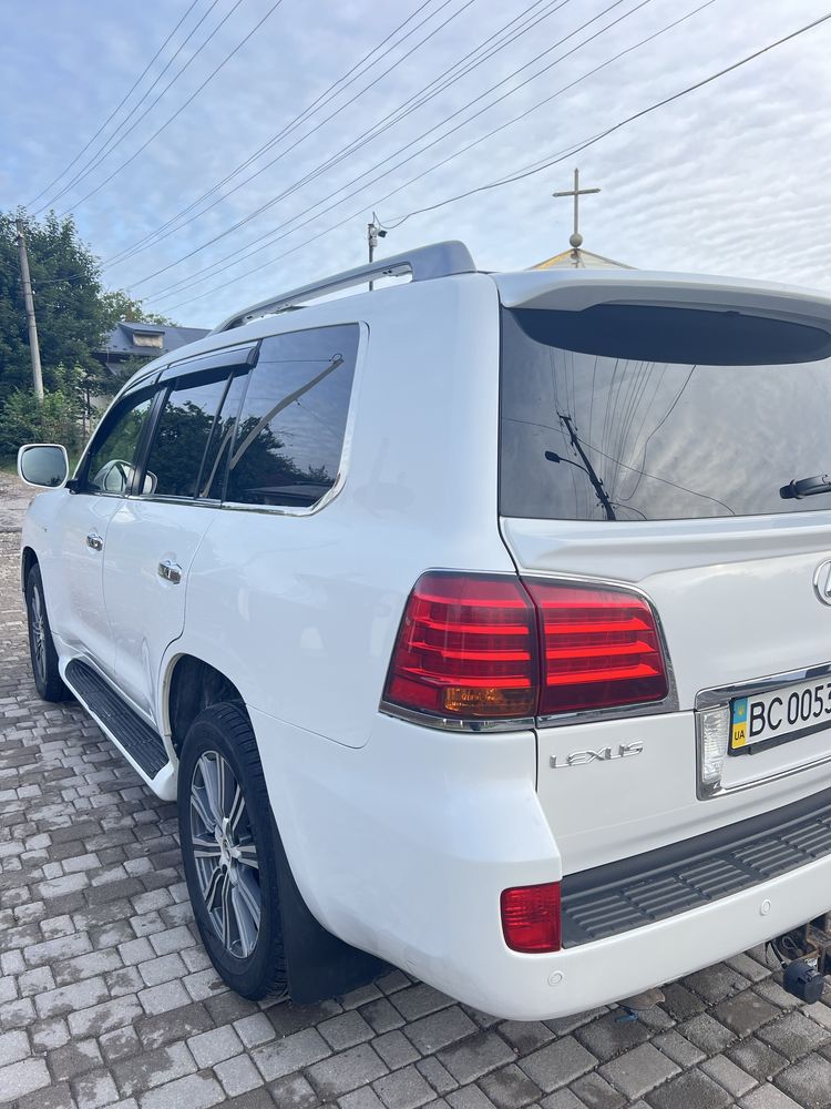 Автомобіль Лексус Лх 570