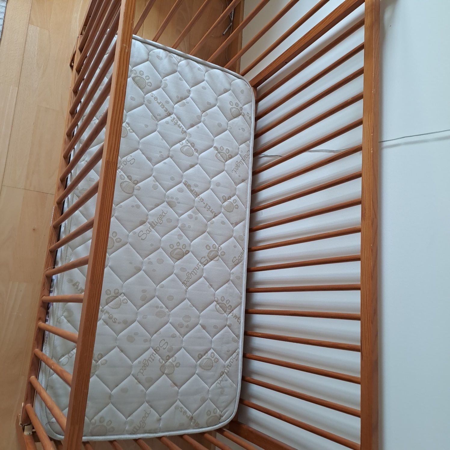 Cama bebé em pinho com colchão