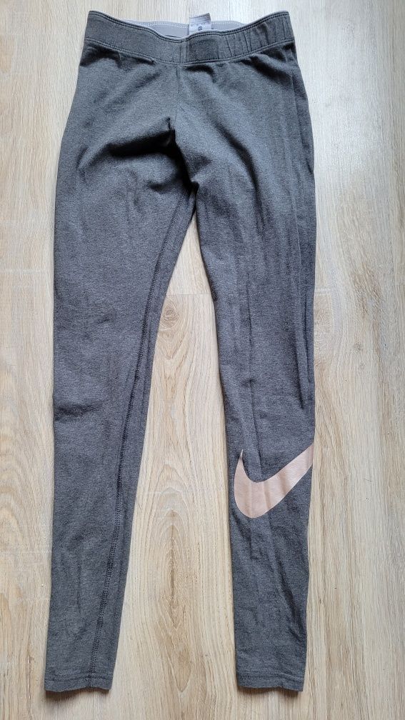 Popielate leginsy firmy Nike w rozmiarze XS polecają się do ćwiczeń