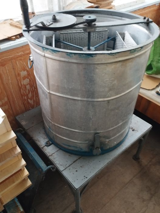 Медогонка б/у на 4 рамки