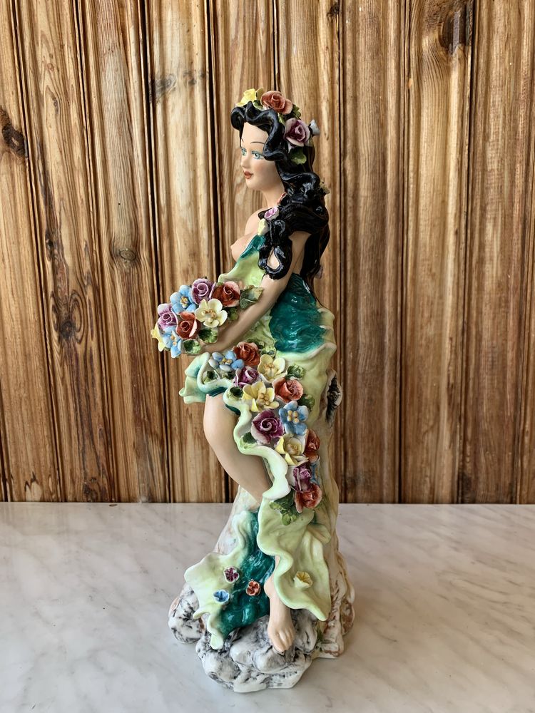 Статуэтка Девушка с цвеиами. 39 см.