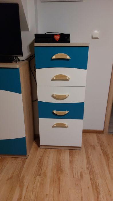 Zestaw mebli w kolorze biało, turkusowym oraz dąb sonona.