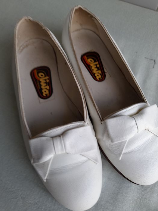 Sapatos de primeira comunhão brancos usados