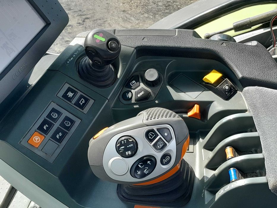 Claas  Arion 640