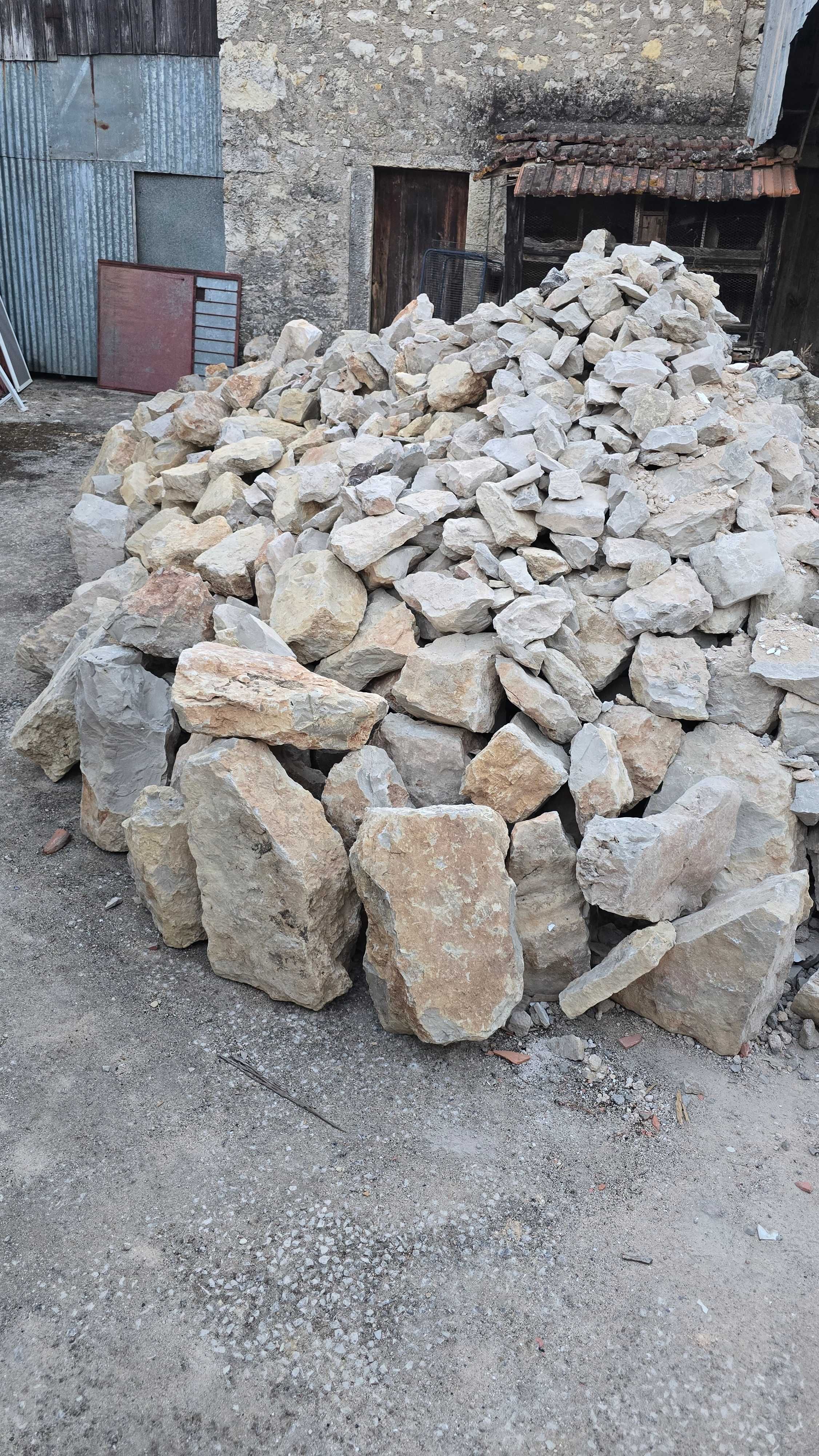 Pedra para muros ou paredes. Cunhais e tamanho médio.