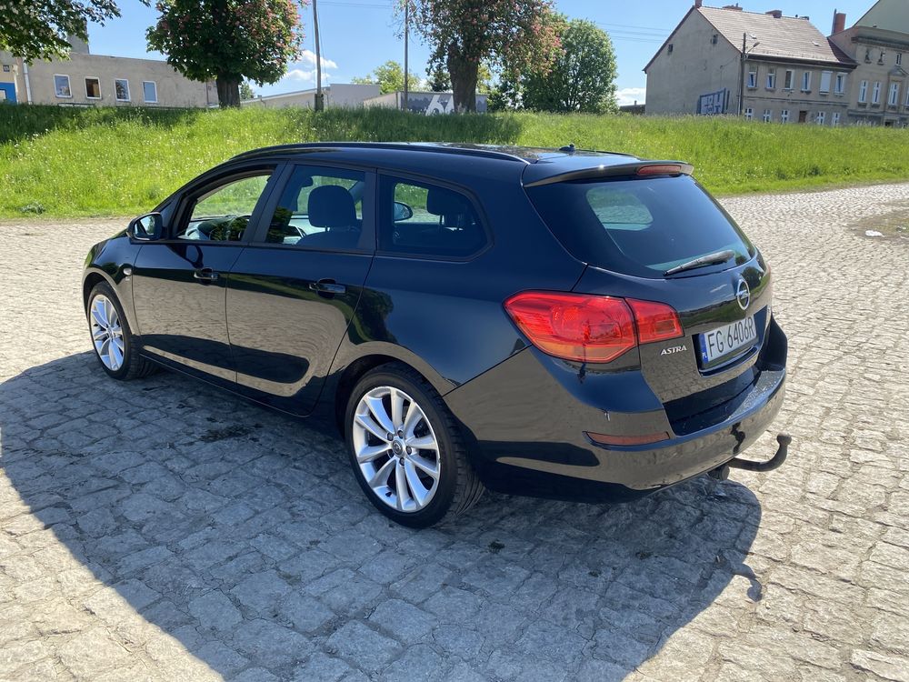 Opel Astra J rok 2012 kombi zarejestrowana