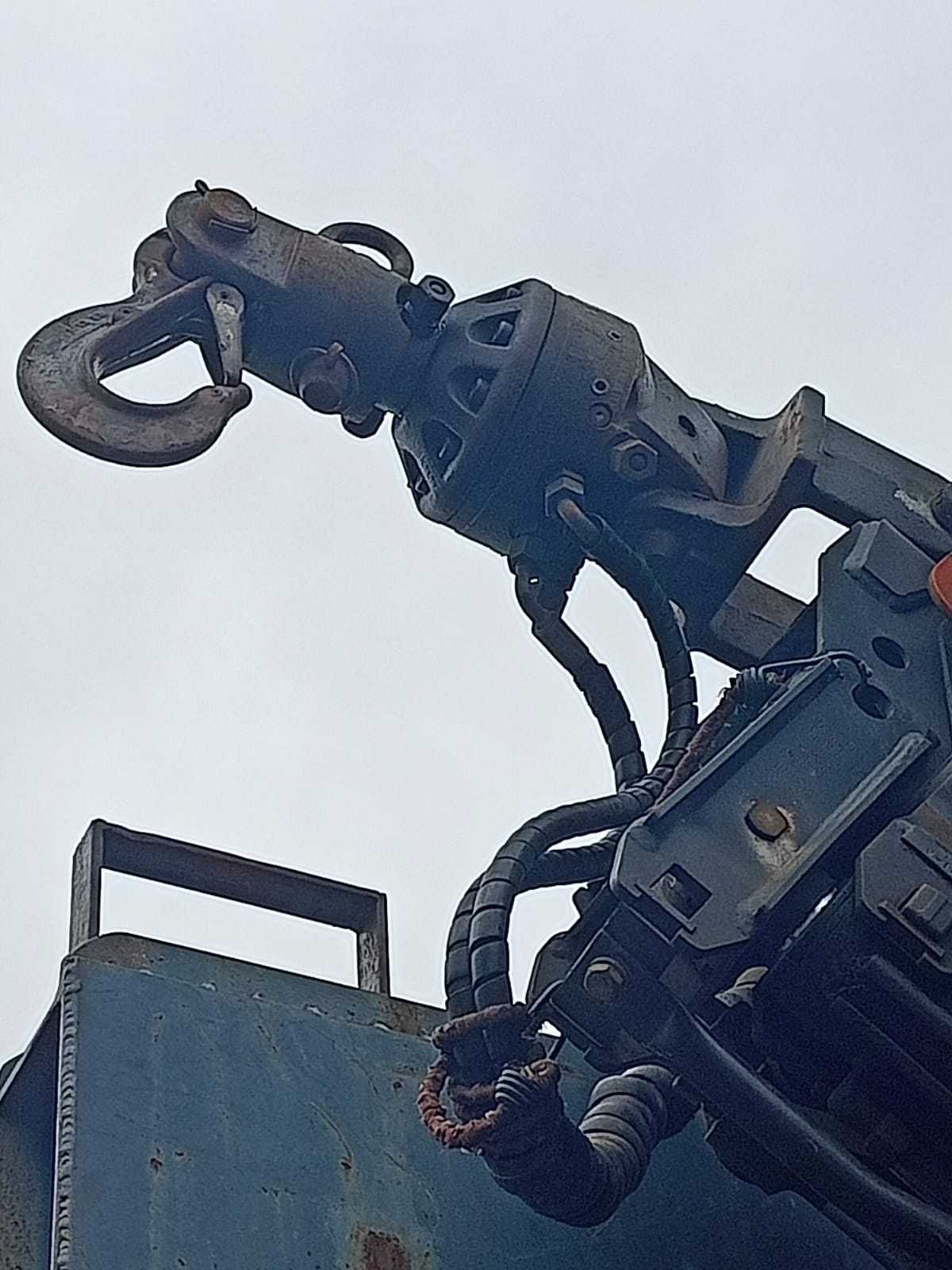 Camião Basculante 8x4 com grua
