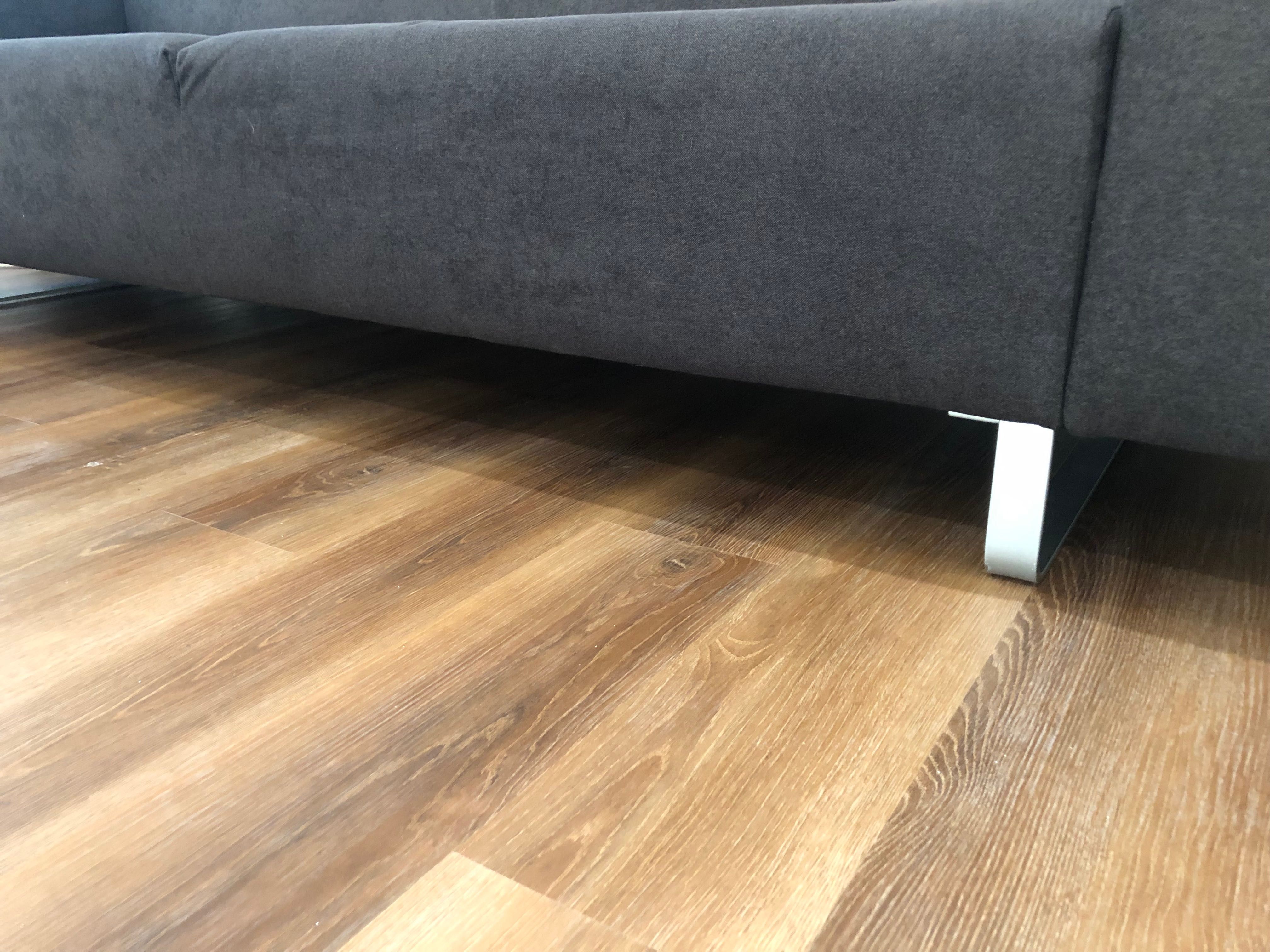 2 Sofás de três lugares c/ chaise longue