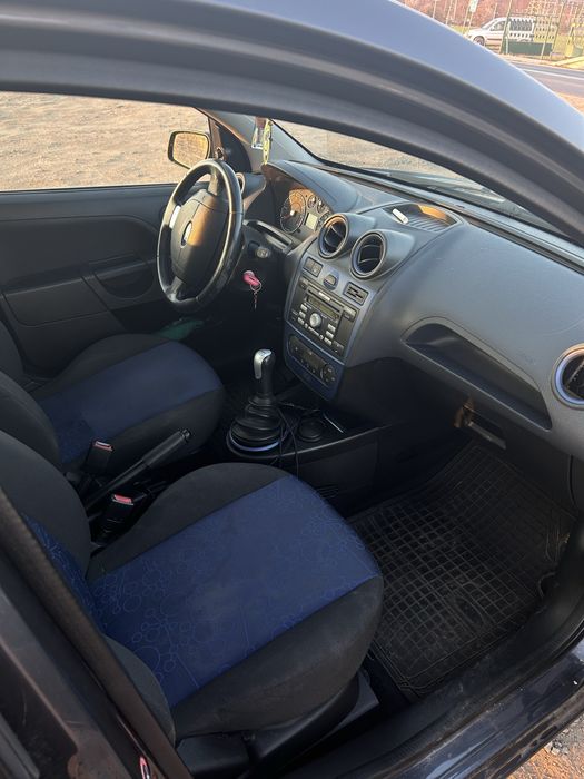 Ford Fiesta 1.4 benzynka , klima , 2x koła