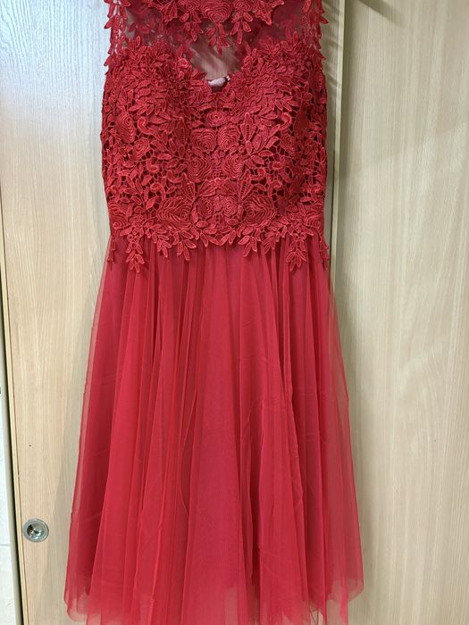 Piekna czerwona sukienka