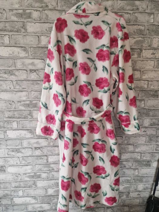 Ciepły szlafrok z miękkiego polaru w piękne kwiaty