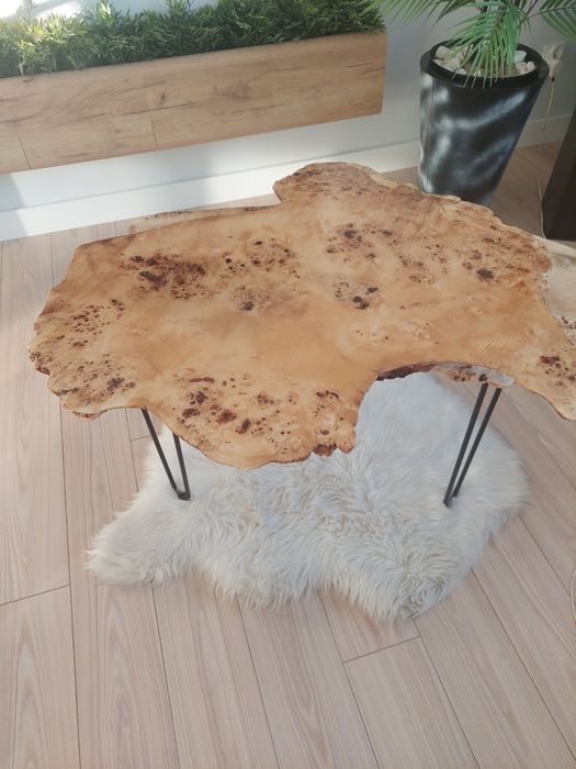 Niepowtarzalne stoliki drewniane, pokryte żywicą